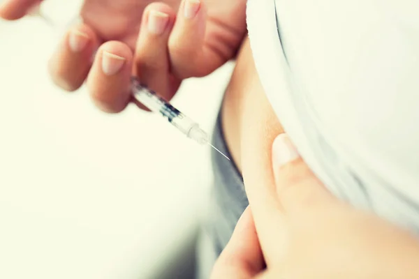 Mulher com seringa que faz a injeção de insulina — Fotografia de Stock