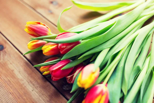 Zbliżenie kwiatów tulipanów na drewnianym stole — Zdjęcie stockowe