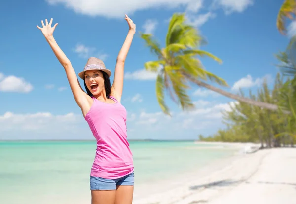 Happy young woman in hat on summer beach — Stock Photo, Image