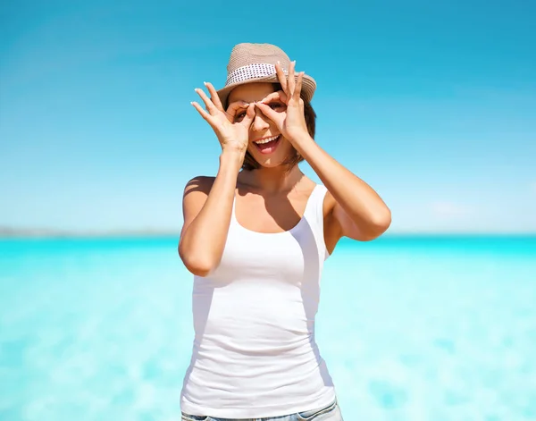 Szczęśliwa młoda kobieta w kapeluszu na błękitne niebo i morze — Zdjęcie stockowe