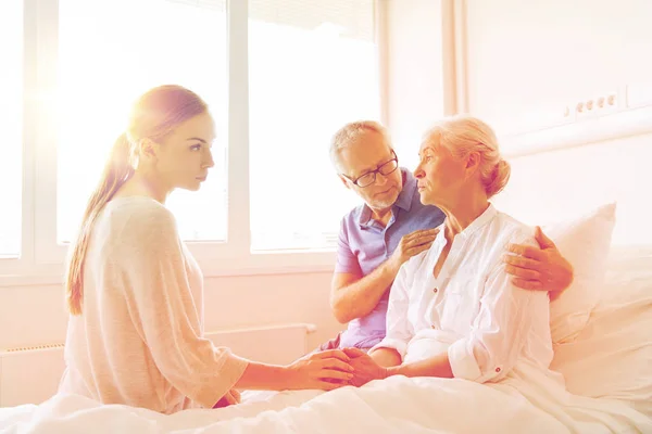 Famille visitant femme âgée malade à l'hôpital — Photo