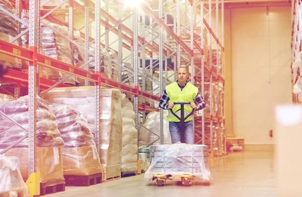 Hombre cargador de carga con mercancías en el almacén — Foto de Stock