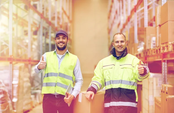 Mannen met dozen duimen opdagen bij magazijn — Stockfoto