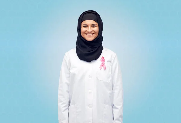 Médico musulmán con cinta de conocimiento de cáncer de mama — Foto de Stock