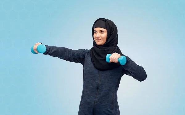Mujer musulmana en hijab con mancuernas haciendo ejercicio — Foto de Stock