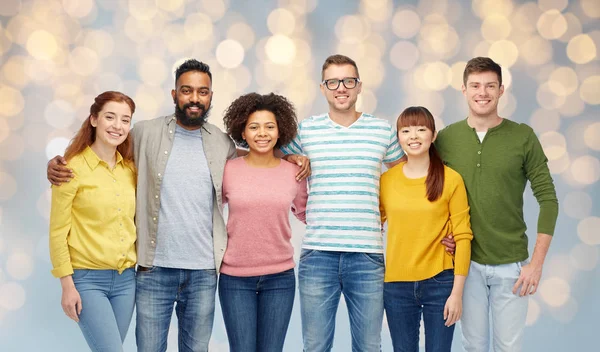 Gruppo internazionale di persone sorridenti felici — Foto Stock