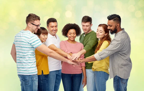 Internationale groep van gelukkige mensen hand in hand — Stockfoto