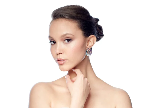 Close-up van de mooie vrouw gezicht met earring — Stockfoto