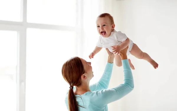 快乐的年轻妈妈带着小孩在家里 — 图库照片