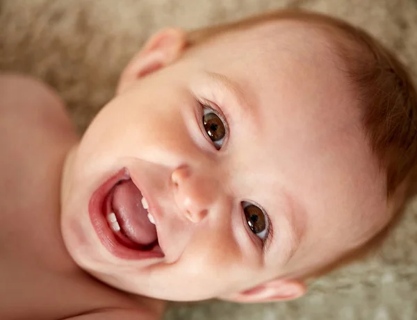 Közelkép a boldog kis baba fiú vagy lány arca — Stock Fotó