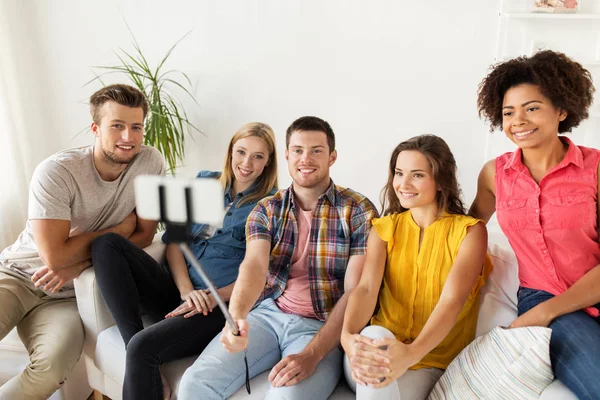 Amigos felizes tirando selfie por smartphone em casa — Fotografia de Stock