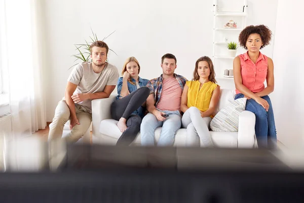 Smutny przyjaciółmi oglądania telewizji w domu — Zdjęcie stockowe