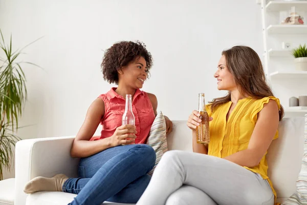 Glada kvinnor med öl talar hemma — Stockfoto