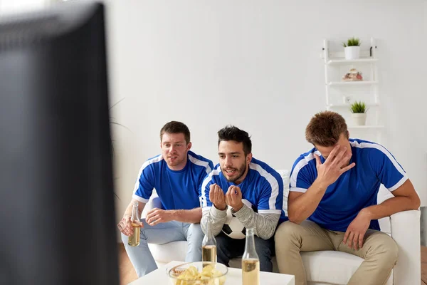 Vänner eller fotbollsfans titta på fotboll hemma — Stockfoto