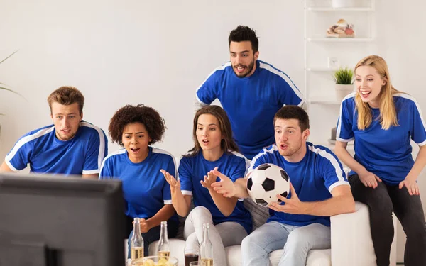 Amigos o aficionados al fútbol viendo fútbol en casa — Foto de Stock