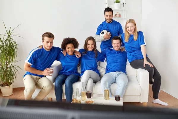 Amici o tifosi di calcio guardando il calcio a casa — Foto Stock