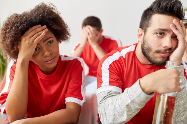 Amigos tristes o aficionados al fútbol en casa —  Fotos de Stock