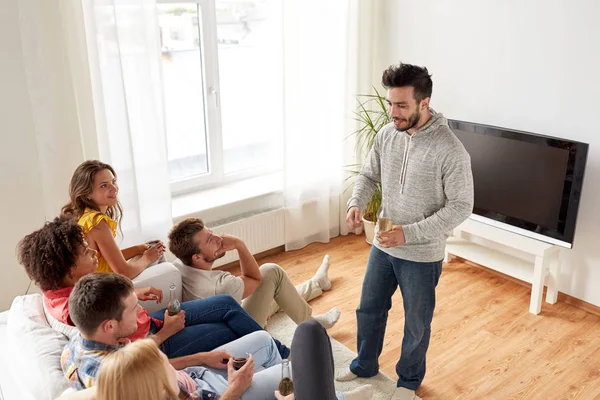 Groep gelukkige vrienden praten thuis — Stockfoto