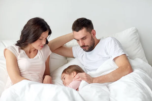 Rodina spát v posteli doma — Stock fotografie