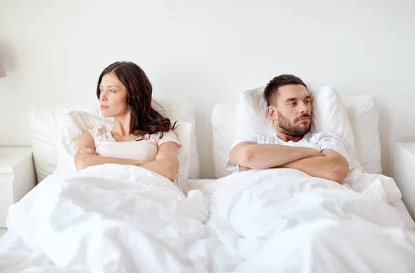 Pareja infeliz teniendo conflicto en la cama en casa — Foto de Stock