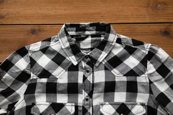 Close-up de camisa xadrez no fundo de madeira — Fotografia de Stock