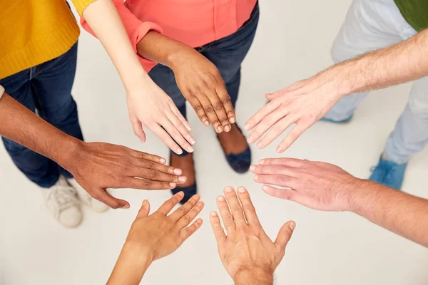 Grupp av internationella människor händer — Stockfoto