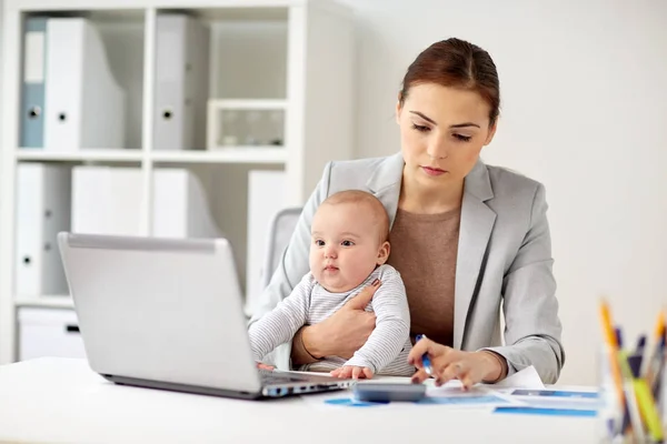 Empresária com bebê trabalhando no escritório — Fotografia de Stock