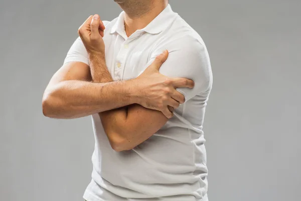 Primer plano del hombre que sufre de dolor en la mano —  Fotos de Stock