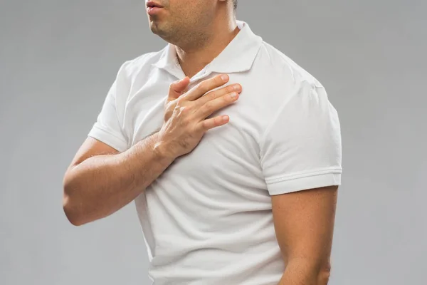 Menutup seorang pria dengan sakit hati atau nyeri dada — Stok Foto