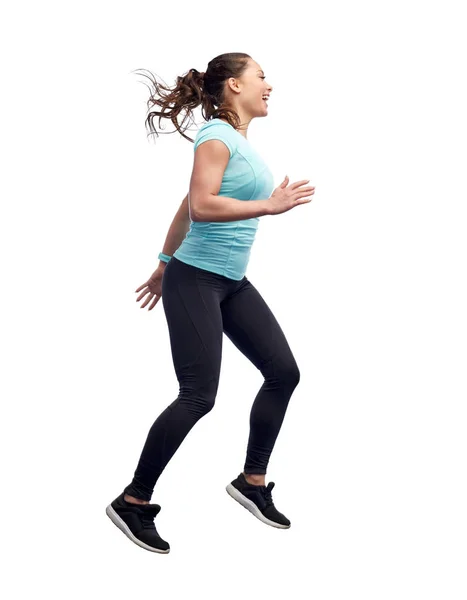 Boldog mosolygós sportos fiatal nő ugrás a levegőben — Stock Fotó