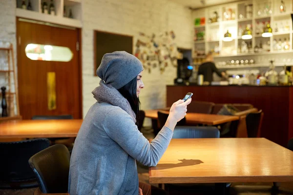 Wanita muda dengan smartphone di kafe — Stok Foto