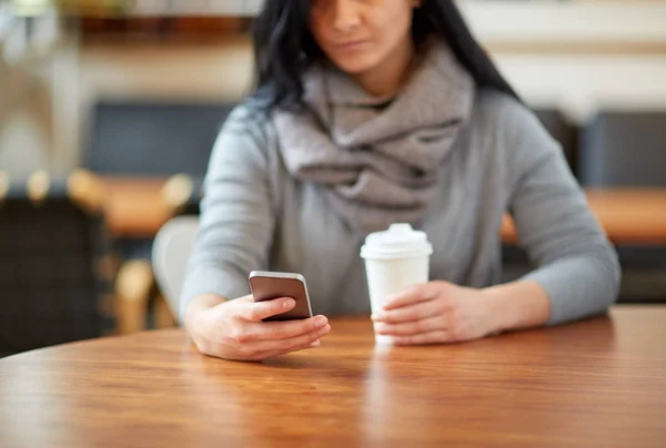Закрыть женщину со смартфоном и кофе — стоковое фото