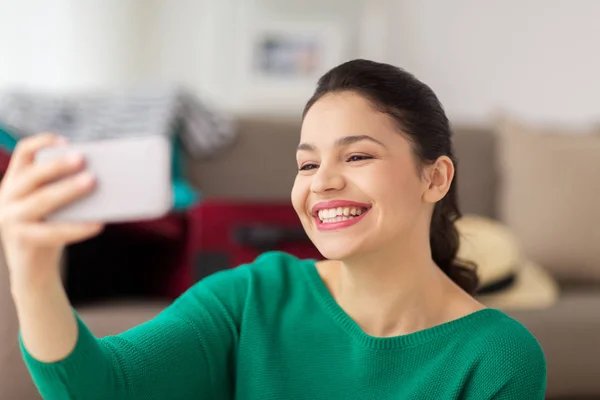 Šťastná mladá žena selfie s smartphone — Stock fotografie