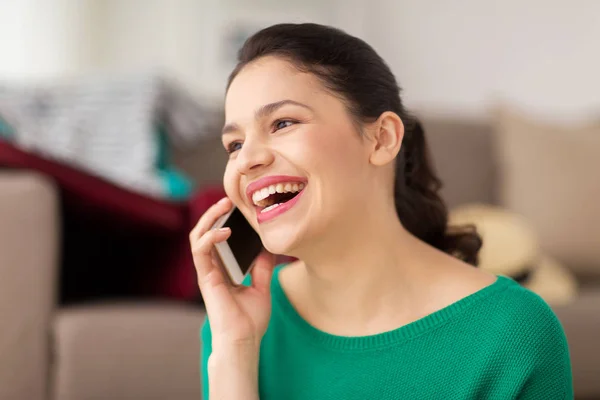 Szczęśliwa kobieta nazywając na smartfonie w domu — Zdjęcie stockowe