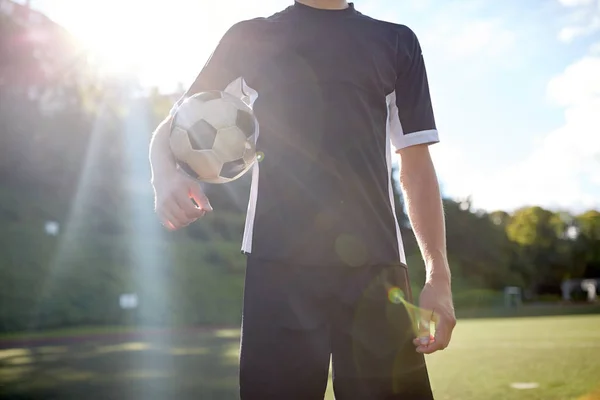 Primer plano del jugador de fútbol con el fútbol en el campo — Foto de Stock