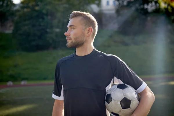 Jogador de futebol com bola no campo de futebol — Fotografia de Stock