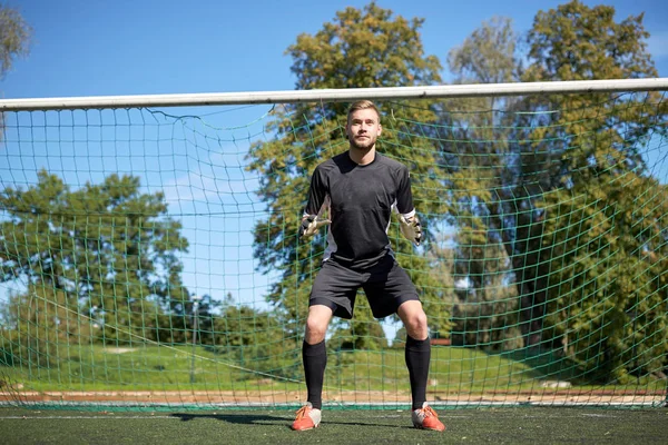 Keeper of voetbal speler bij voetbal doel — Stockfoto