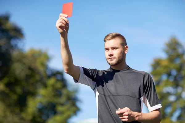 Árbitro en el campo de fútbol mostrando tarjeta amarilla — Foto de Stock