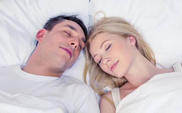 Pareja feliz durmiendo en la cama —  Fotos de Stock