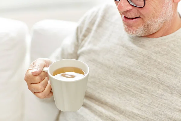 Nahaufnahme eines glücklichen Seniors, der zu Hause Tee trinkt — Stockfoto