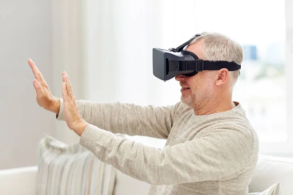 Γέρος στο σετ κεφαλής εικονικής πραγματικότητας ή γυαλιά 3d — Φωτογραφία Αρχείου