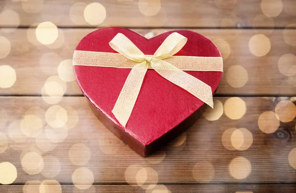 Fechar a caixa de presente em forma de coração na madeira — Fotografia de Stock