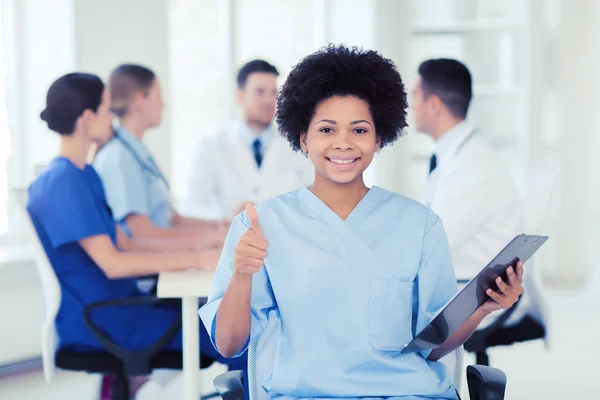 Medico felice sopra gruppo di medici in ospedale — Foto Stock