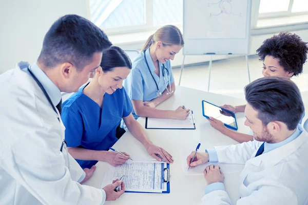 Gruppo di medici felici incontro presso l'ufficio ospedaliero — Foto Stock