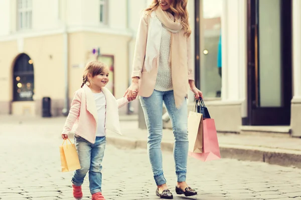 幸福的母亲和儿童提供城市购物袋 — 图库照片