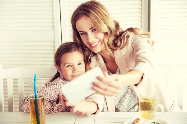 Família feliz tomando selfie no restaurante — Fotografia de Stock