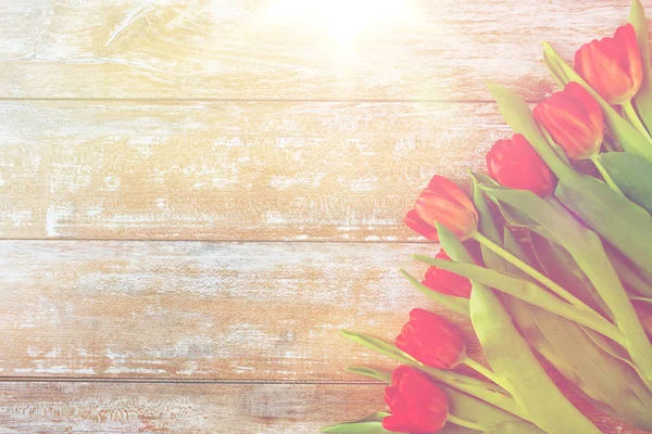 Primer plano de tulipanes rojos sobre fondo de madera — Foto de Stock