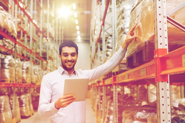 Empresário de feliz com o tablet pc no armazém — Fotografia de Stock