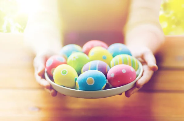 Kadın el renkli Paskalya yumurtaları ile yakın çekim — Stok fotoğraf
