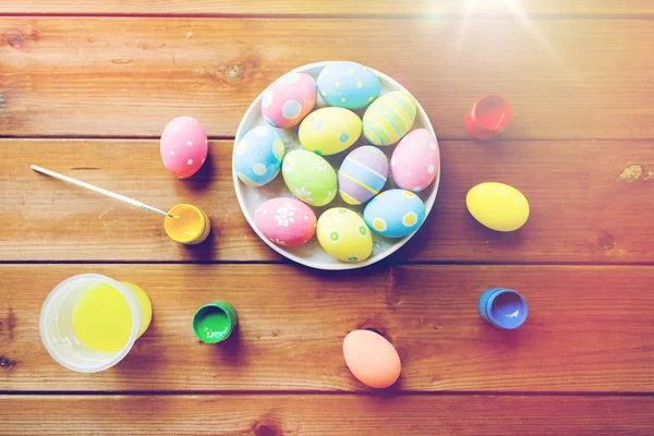 Zblízka barevných velikonočních vajec na talíři — Stock fotografie